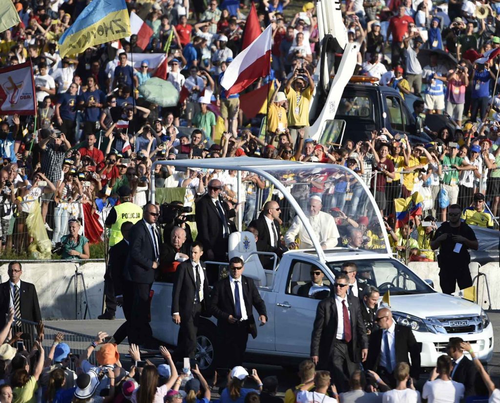 Cracovia, 30 luglio 2016. GMG 2016 Papa Francesco attraversa la Porta Santa realizzata presso il Campus Misericordiae